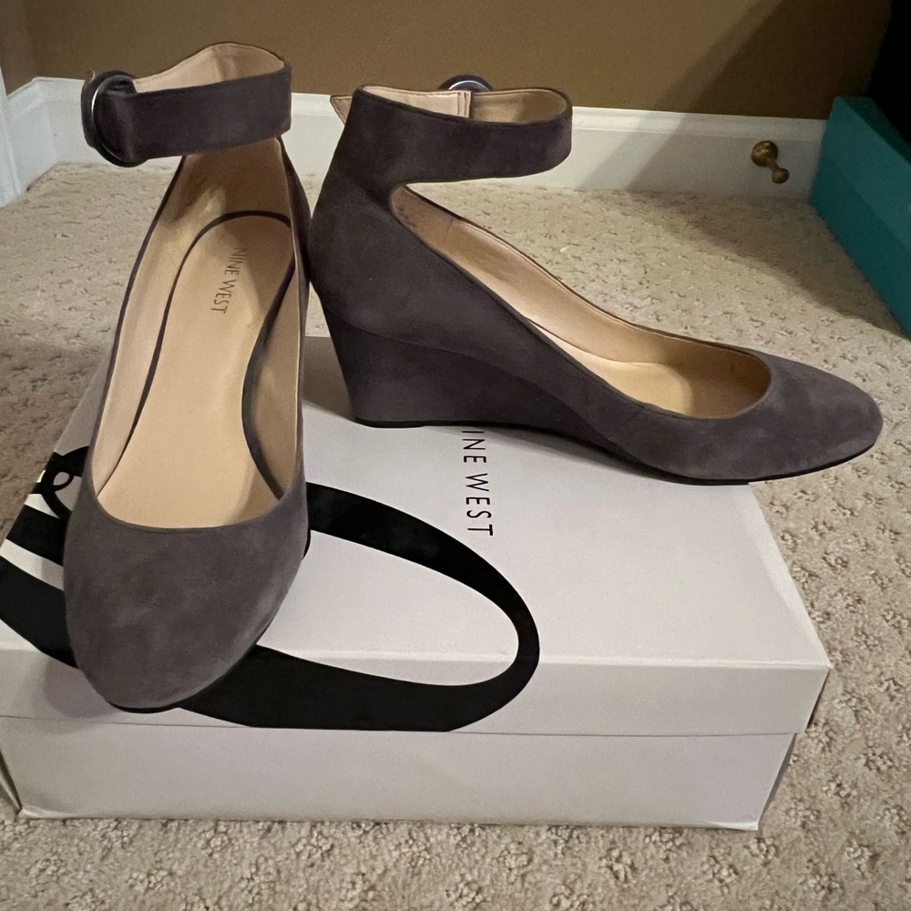 Nine West ankle strap wedges in dark gray suede - size 8.5